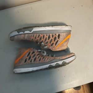 Nike size 9.5 chukka fly knit trainers